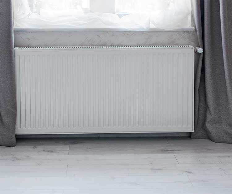 k&auml;ytt&ouml;ohje s&auml;hk&ouml;patterien perusl&auml;mm&ouml;n s&auml;&auml;t&auml;miseen