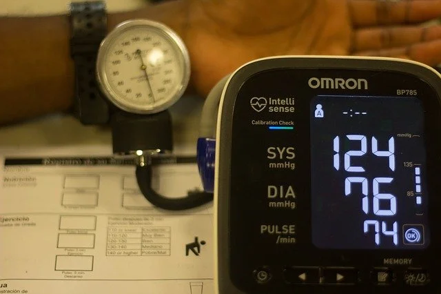 omron ranne verenpainemittari k&auml;ytt&ouml;ohje